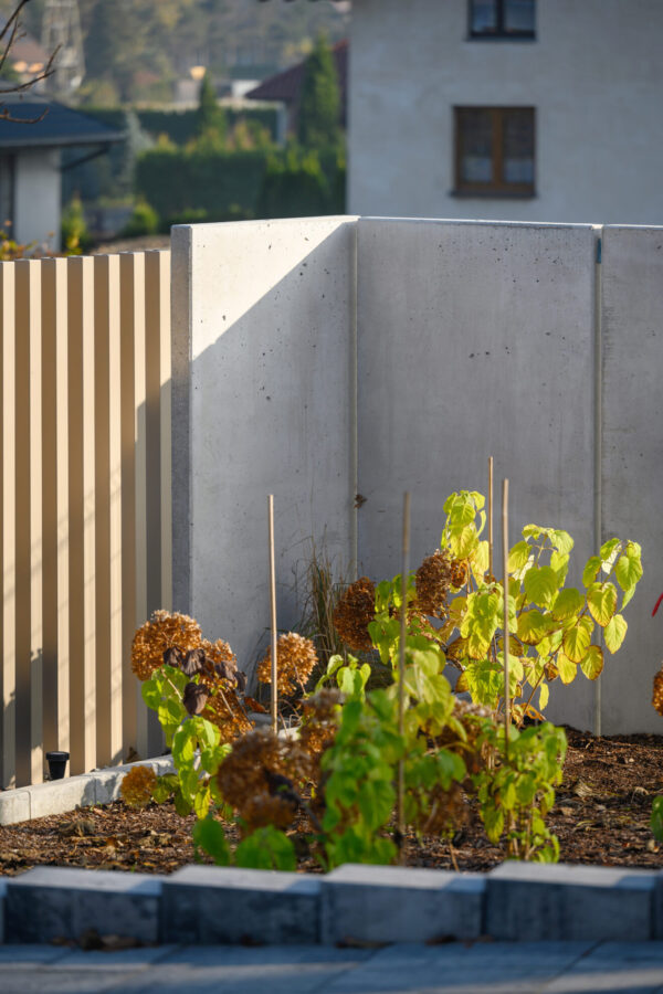 realizacja_narożniki_5 Mur ogrodzeniowy narożny z betonu architektonicznego - komplet narożników składa się z dwóch elementów (100 cm szerokości)
